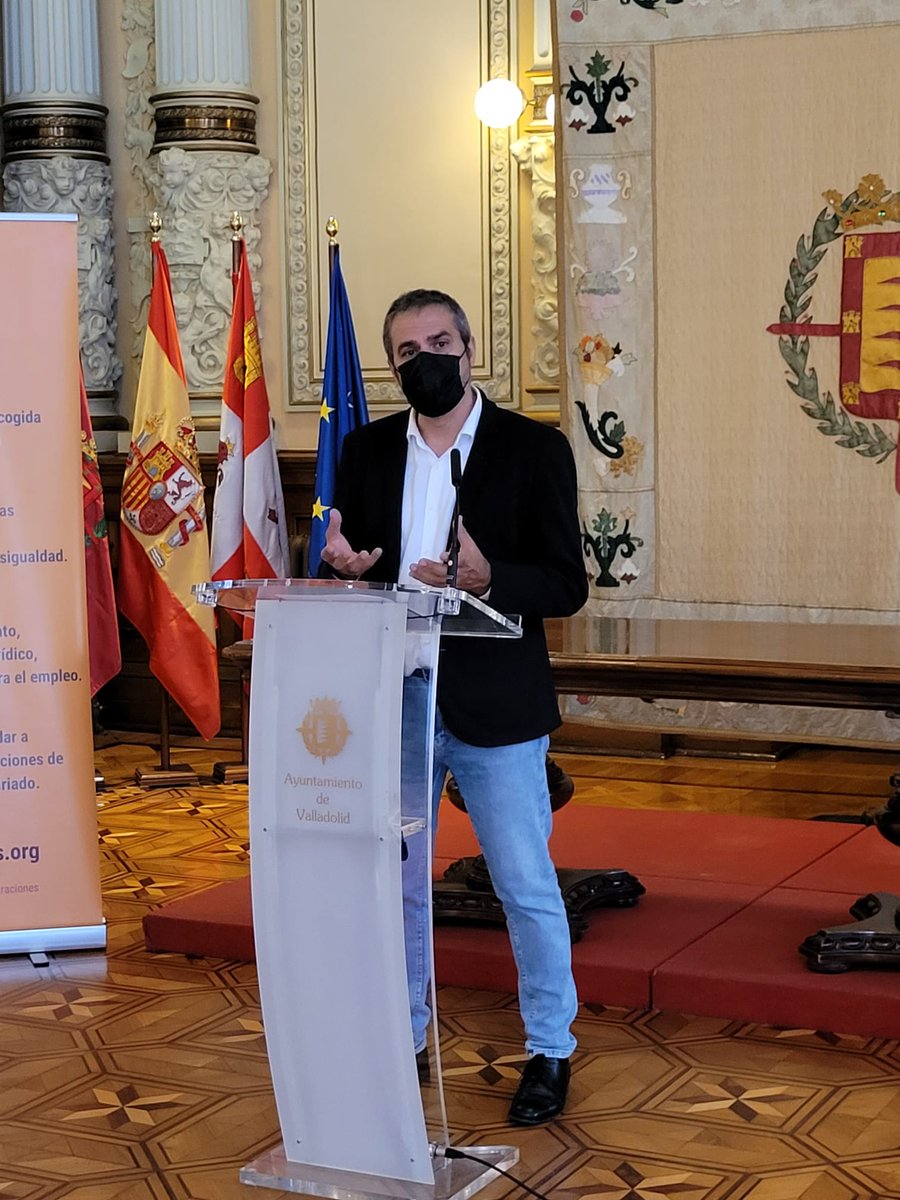 valladolidplur's tweet photo. En la rueda de prensa, los representantes de la organización del ciclo:
de @redincola, @emenchacaponce. 
de @lmmigraciones, #ElenaCastaño.
de @PluralismoyC, @JOSEANT70947997 
de @acsociallaroca, @mrosabarrachina https://t.co/lhvhCnfuRL