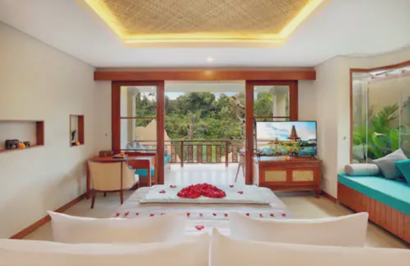 staycation terindah di resort 600ribuan di Bali, dg fasilitas bath up, jacuzzi, infinity pool, tempat tidur besar banget, ada 2 sofabed. netflix+ tv digital dan speaker yang bagus! 

buat ramean enak, muat 4-6 orang per kamar! cocok buat honeymoon suasana romantis harga tipis!