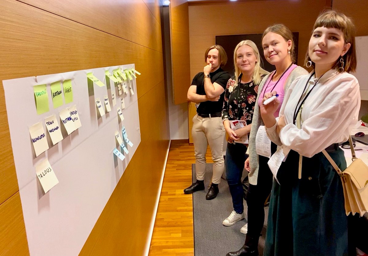 Tulevaisuuden sujuva Suomi -hackathon on täydessä vauhdissa! Osallistujat kehittelevät ideoita valtion digitaalisiin palveluihin <a href="/CGI_FI/">CGI Suomi</a> ja DVV:n asiantuntijoiden tuella. Lähtökohtana on nuorten aikuisten omat näkemykset ja tarpeet. Parhaat ideat palkitaan huomenna!
#SujuvaSuomi