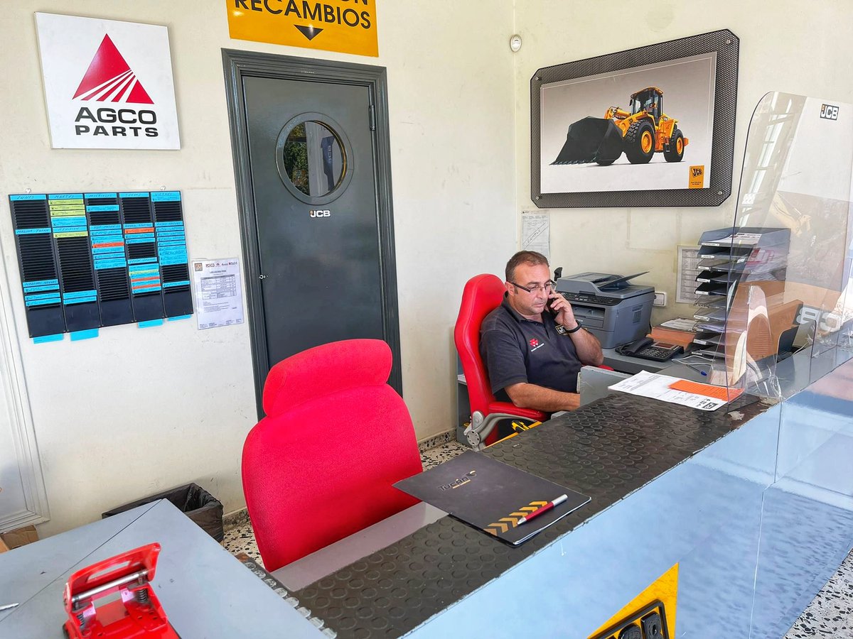 masesursl's tweet photo. Si usted está en Huelva y aún no nos conoce, le invitamos a conocer nuestra delegación en el polígono industrial Tartessos, número 153.

👨‍🦰 Nuestro amigo Marcos, con una amplia y dilatada experiencia en el sector.

📧 masesurhu@masesur.es

#JCB #masseyferguson #dulevo https://t.co/hpWTuEc7Co