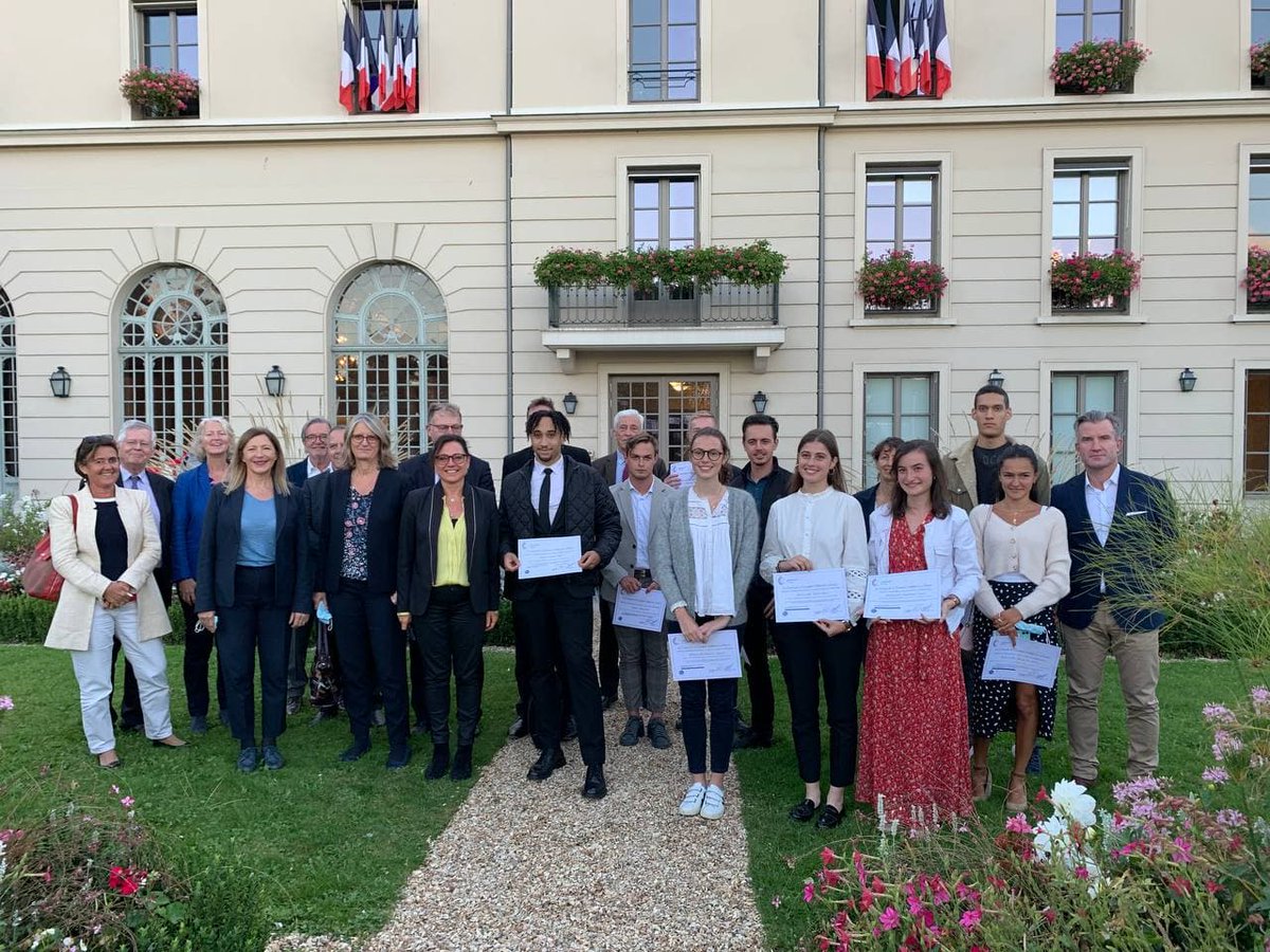 🎓👏 Ravie d'avoir remis hier avec <a href="/S_HabertDupuis/">Sylvie Habert-Dupuis</a> le Prix de l'International des Conseillers du Commerce Extérieur <a href="/CCEF78/">Comité Yvelines CCE</a> aux lauréats qui ont effectué leur stage en #entreprise à l'étranger.

S'expatrier, c'est s'ouvrir sur le 🌍 et endosser le rôle d'ambassadeur de la  🇫🇷  !