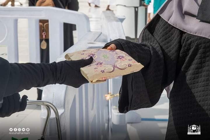 Haramineinfo's tweet photo. 900 Gifts were distributed to Pilgrims by the Women Affairs Department of the General Presidency https://t.co/Th65VdUNNI