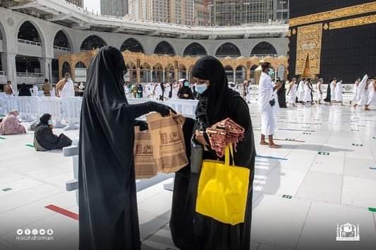 Haramineinfo's tweet photo. 900 Gifts were distributed to Pilgrims by the Women Affairs Department of the General Presidency https://t.co/Th65VdUNNI