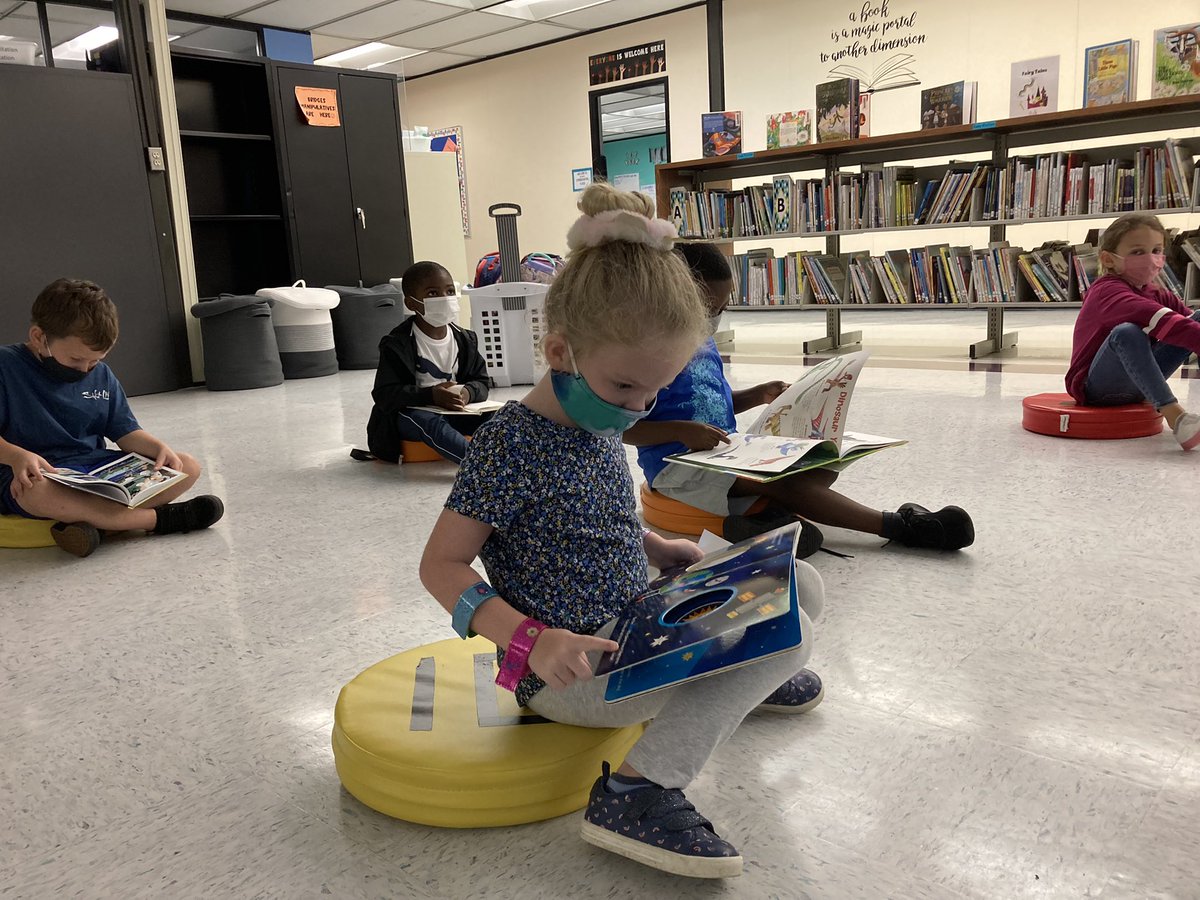 MrsAxelsLibrary's tweet image. Seeing Kinders check library books out for the 1st time makes my ❤️ happy! 📚 #WeAreWorcester #SchoolLibrariesRock
