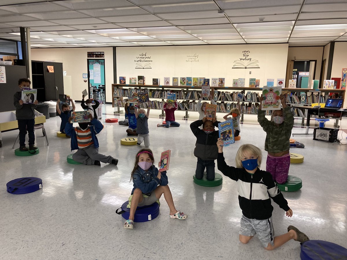 MrsAxelsLibrary's tweet image. Seeing Kinders check library books out for the 1st time makes my ❤️ happy! 📚 #WeAreWorcester #SchoolLibrariesRock