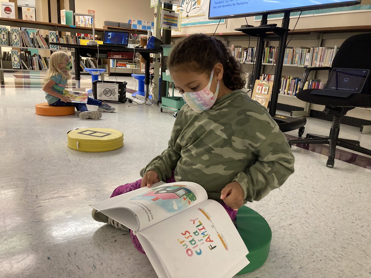 MrsAxelsLibrary's tweet image. Seeing Kinders check library books out for the 1st time makes my ❤️ happy! 📚 #WeAreWorcester #SchoolLibrariesRock