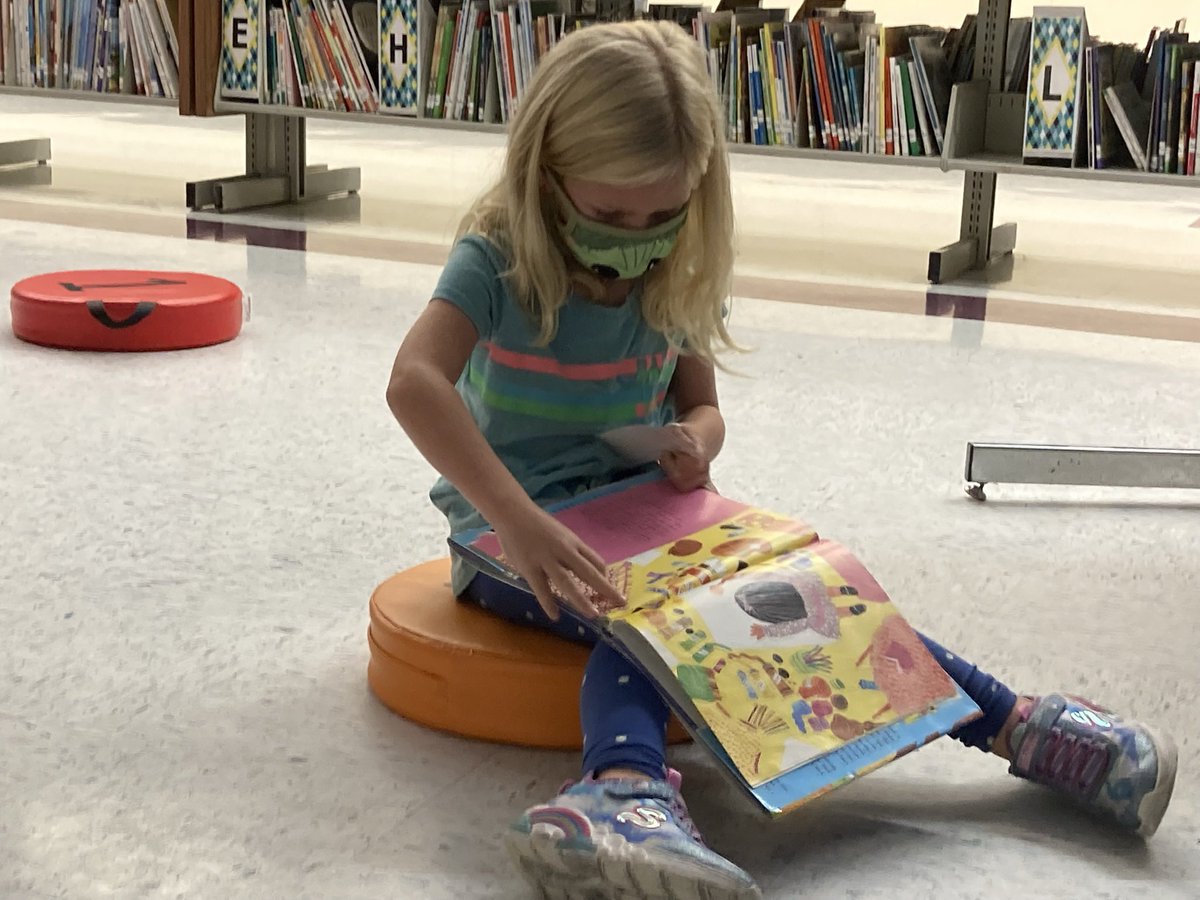 MrsAxelsLibrary's tweet image. Seeing Kinders check library books out for the 1st time makes my ❤️ happy! 📚 #WeAreWorcester #SchoolLibrariesRock
