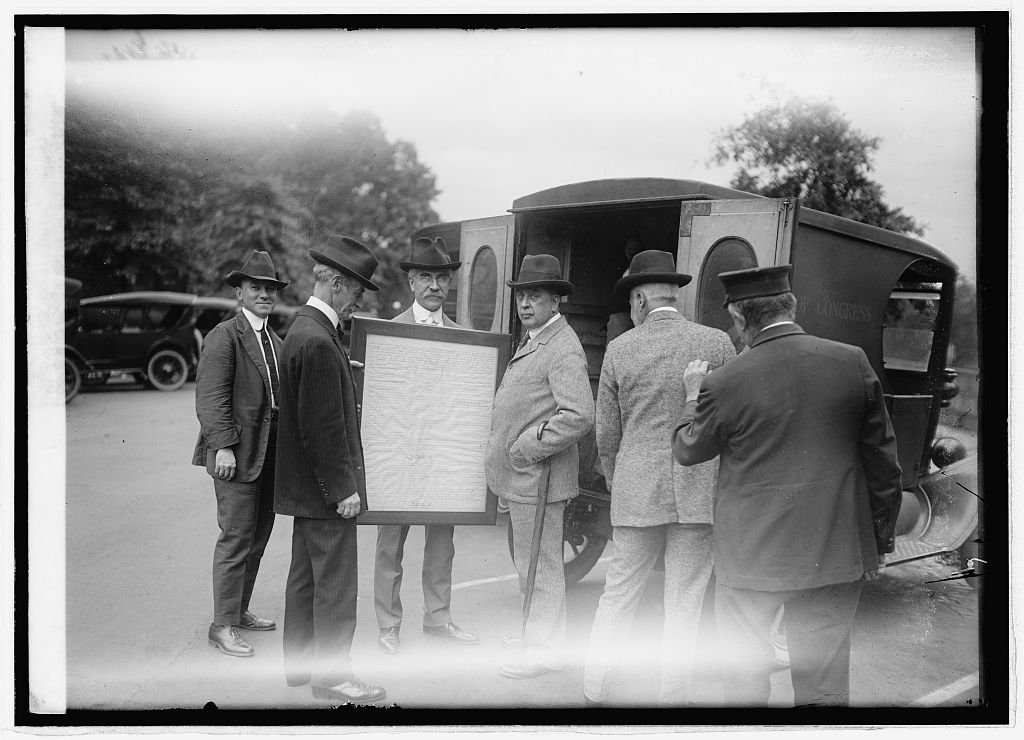 100 years ago today…

On September 30th, 1921 original copies of The Declaration of Independence and the United States Constitution were removed from the Department of State and transferred to the Library of Congress. 

Image via Library of Congress, no known restrictions https://t.co/a3DsnvjuiH