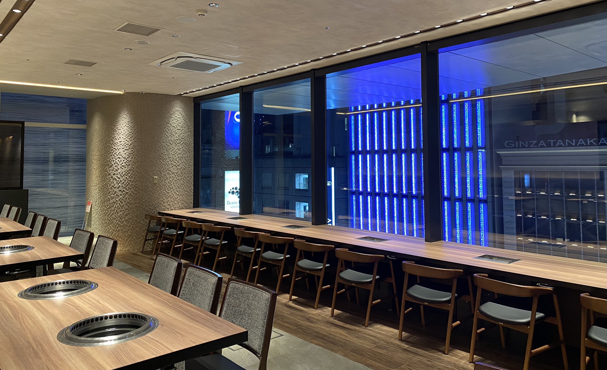 うしごろグループ 公式 10 水 に移転リニューアルオープンする新 焼肉うしごろ 銀座店 に潜入してみました すでに内装も整えられていて オープンに向けて最終準備 といったところでしょうか カウンター席から望む銀座の夜景 本当に素敵です