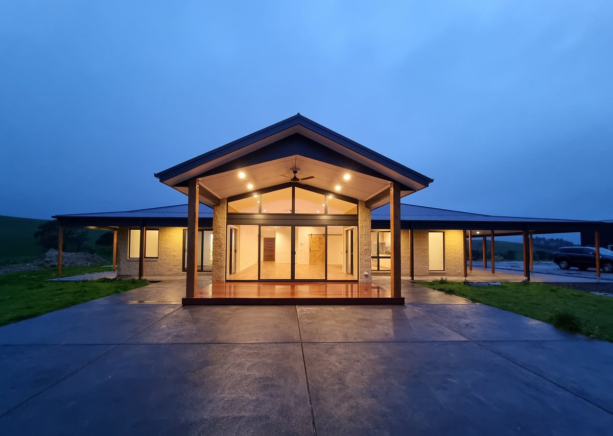 Been a tad busy with our latest project, but its finally complete!
Welcome to Casey's Rise our new home.