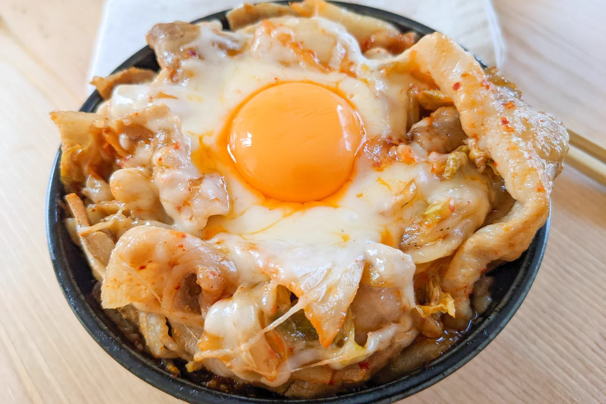 お肉を食べたい気分のときにもぴったりそう！豚バラ肉を使った丼ものレシピ！