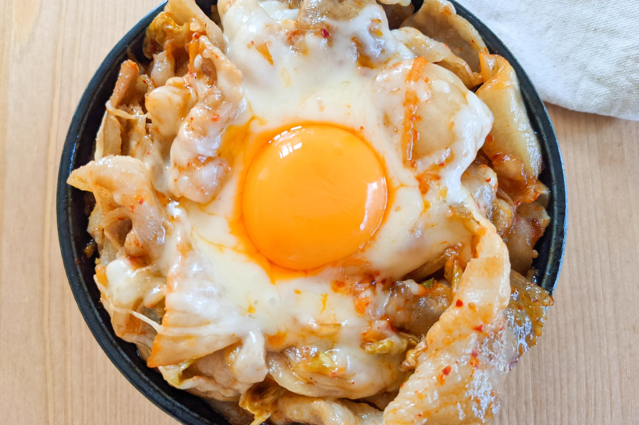 お肉を食べたい気分のときにもぴったりそう！豚バラ肉を使った丼ものレシピ！