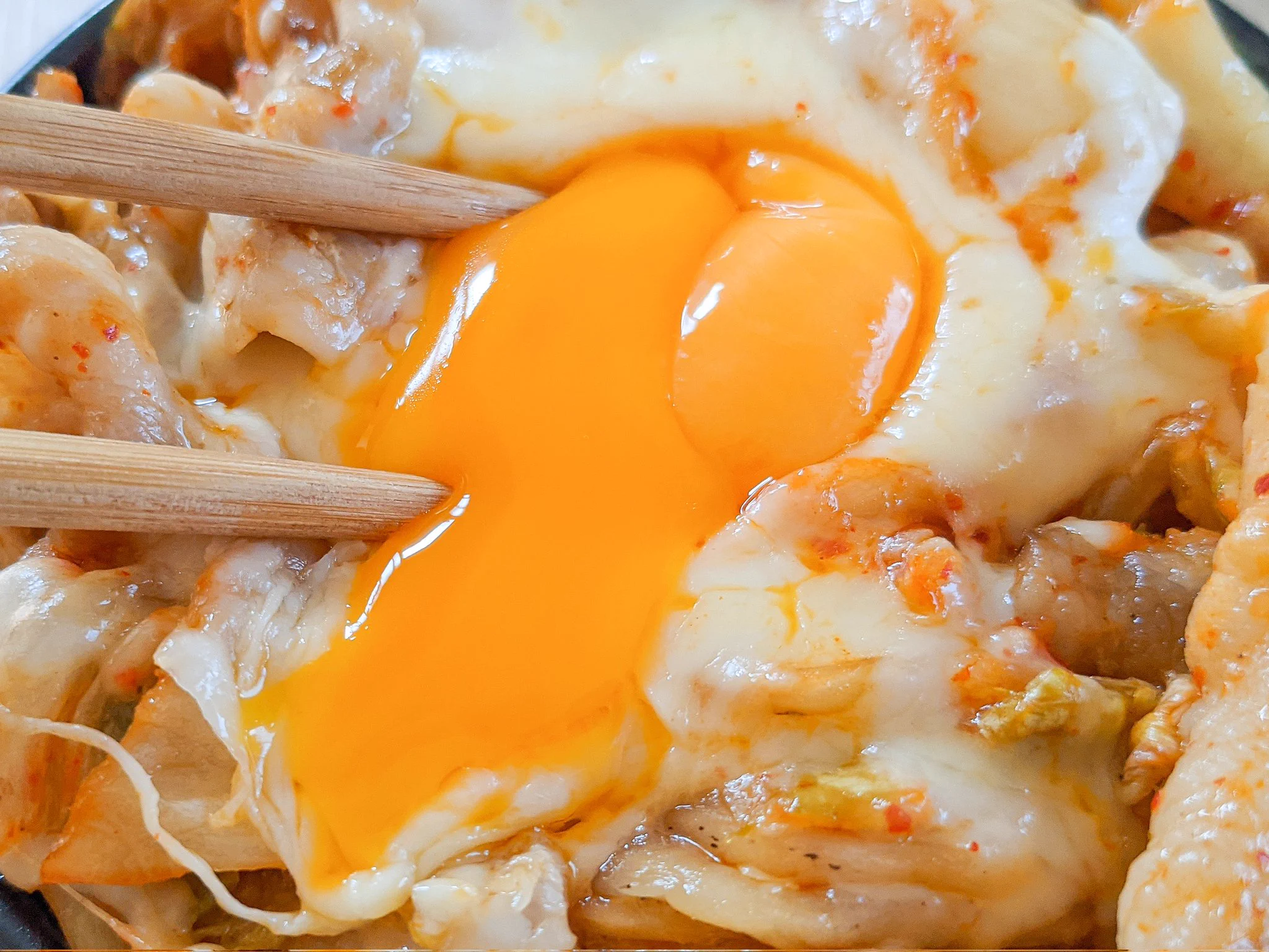 お肉を食べたい気分のときにもぴったりそう！豚バラ肉を使った丼ものレシピ！