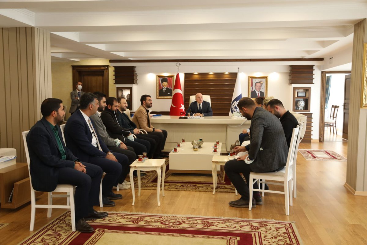 Atatürk Üniversitesi Doğu Anadolu Kentsel Projeler Uygulama ve Araştırma Merkezi yönetimi olarak kentle ilgili hazırladığımız projeleri görüşmek üzere Erzurum Büyükşehir Belediye Başkanı Sn. Mehmet Sekmen’e ziyarette bulunduk. <a href="/atauni1957/">Atatürk Üniversitesi</a> <a href="/erzurumbld/">Erzurum Büyükşehir Belediyesi</a> <a href="/rektorcomakli/">Ömer Çomaklı</a> <a href="/mehmetsekmen/">Mehmet SEKMEN</a>