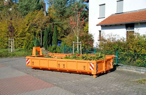 StadtKL's tweet photo. Der #Herbst steht bevor und mit ihm auch Grünschnitt und Laub, das entsorgt werden muss.🍁🍂
Die #StadtbildpflegeKL bietet daher kostenlose #Laubsäcke an. Außerdem werden #Abrollcontainer für Grünabfälle aufgestellt.
➡️https://t.co/oQf4RQq735
➡️https://t.co/c1X7hfZPGb https://t.co/NpWVRmZ4V1