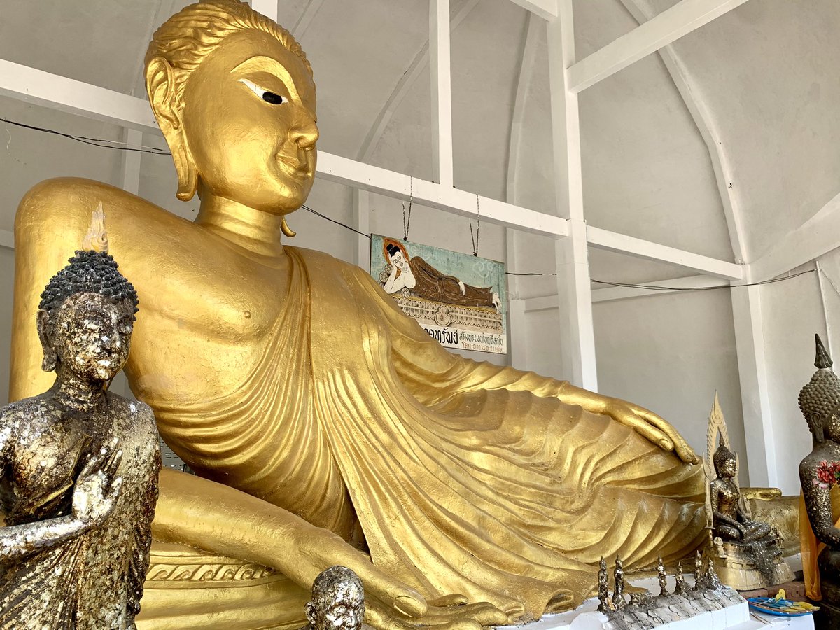 タイ中部寺巡り ワット・パイロンウアの涅槃仏。何かの神獣の形をした祠の口の中に」|たーれっくのイラスト