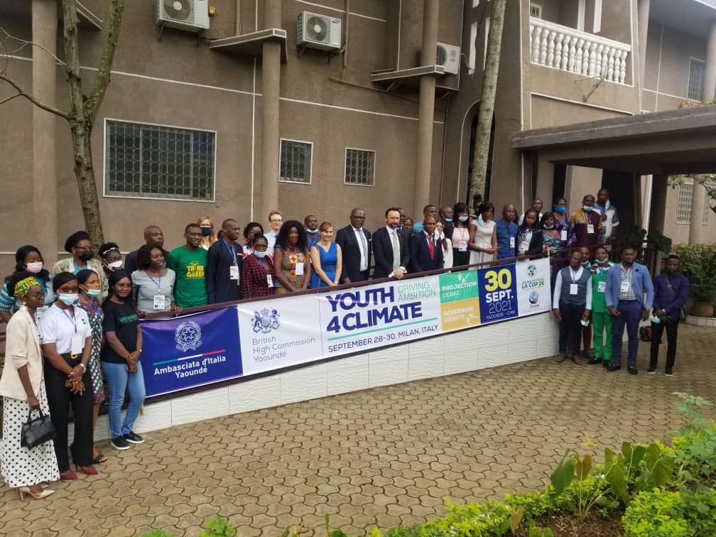 I glad for see plenty youths dem for 🇨🇲 weh dem join their friend dem from the whole world today for suggest concrete proposal for climate agenda. I thank wa partner @ItalyinCam as them join hand with we for make this tin happen #Youth4Climate #DrivingAmbition 🇨🇲🇮🇹🇬🇧@UKinCameroon