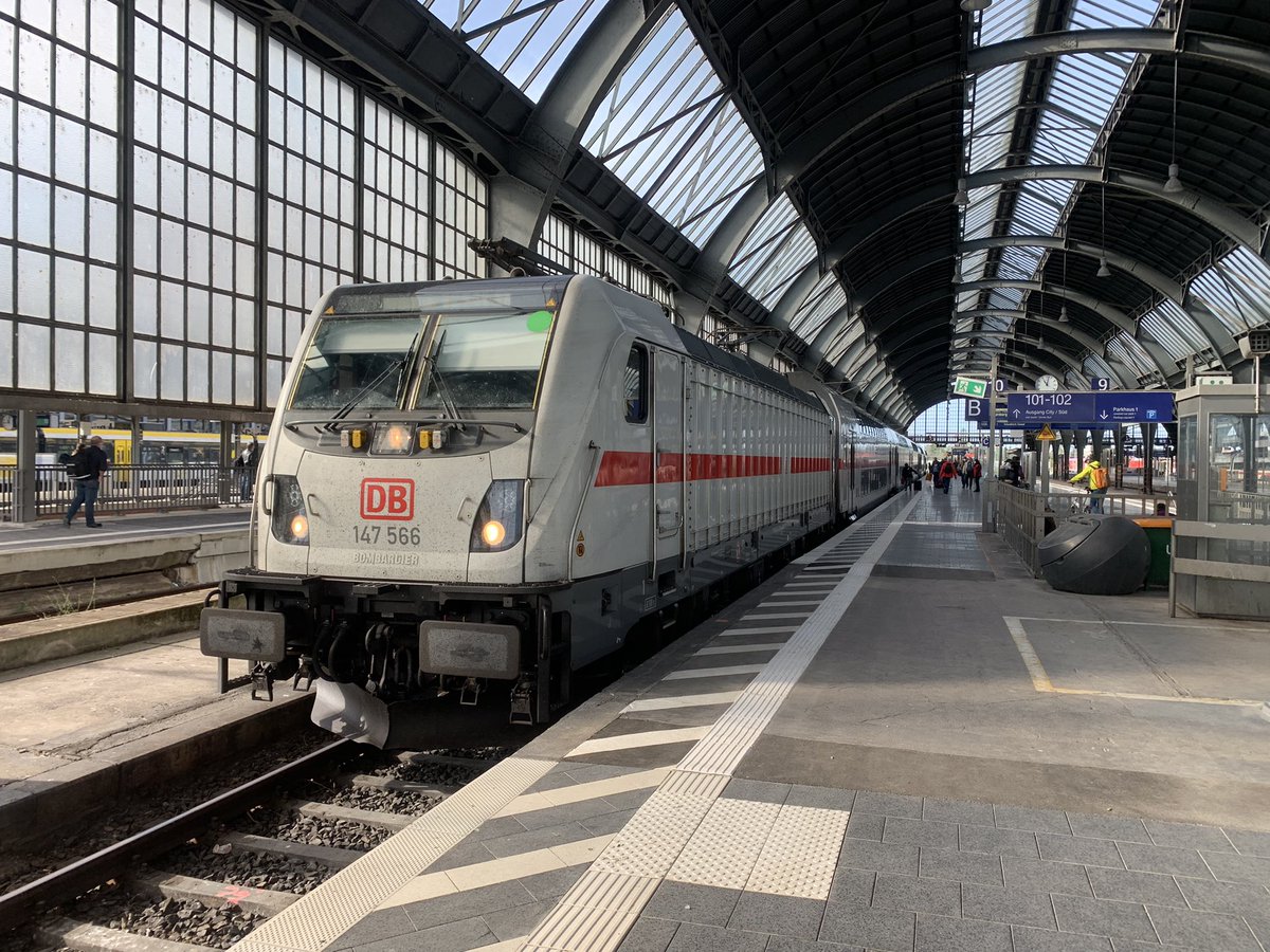 sbamueller's tweet photo. Ich verstehe ja nicht warum schöne 101er verschrottet und dann vor InterCity (!) eine solche hässliche Mischung aus Kia Sorento und Frachtcontainer, spannt! 
#br101 #br147 #ic2 #Intercity #bahn #fernverkehr https://t.co/ufnIE5CY7Y