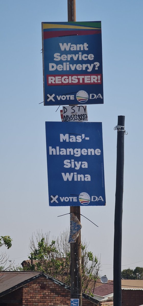 tsepomhlongo's tweet photo. Election posters take over in Orlando, Diepkloof and Noordgesig is blue. This is integral part of campaigning in @SowetoEastDA VoteForChange
#WeGetThingDone
Dankie DA #DrMphoforMayor https://t.co/NcfoBfPjAf