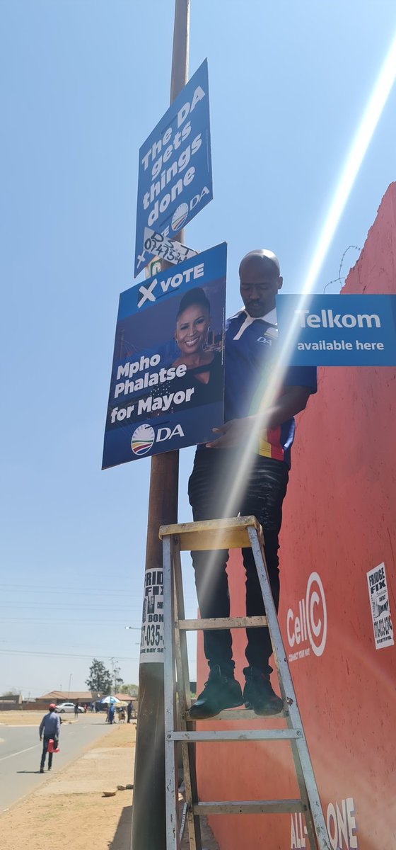 tsepomhlongo's tweet photo. Election posters take over in Orlando, Diepkloof and Noordgesig is blue. This is integral part of campaigning in @SowetoEastDA VoteForChange
#WeGetThingDone
Dankie DA #DrMphoforMayor https://t.co/NcfoBfPjAf