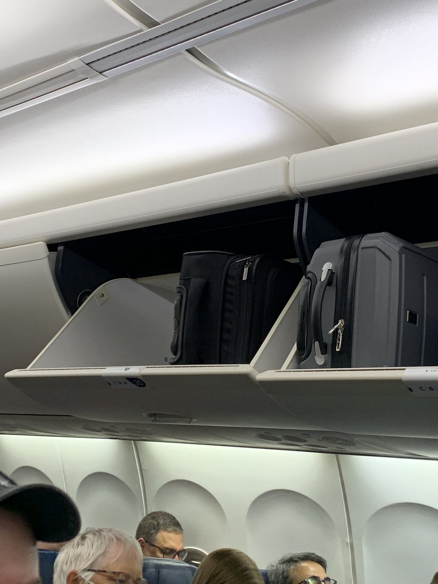 stefbon7's tweet photo. Shout out to @Delta for MAKING me check-in my bag saying that there was no room in the overhead compartments... now I have A 5 hour flight without my snacks, valuables or back up clothes... there was plenty of room 😠 just one example right across from me. https://t.co/qAMByYdart
