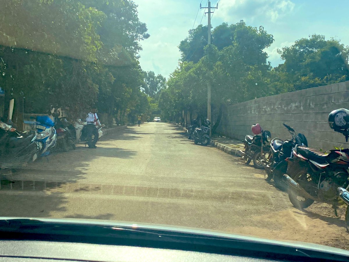 itsaMADlife's tweet photo. @DCPTrEastBCP @srkreddy @DCPTrWestBCP @DCPSouthBCP @DcpComdCentre @KRPURATRAFFIC @acpwfieldtrf Status 15 mins back. I'm afraid the warning the police team have given has not been taken seriously https://t.co/tWBkaN8NYD