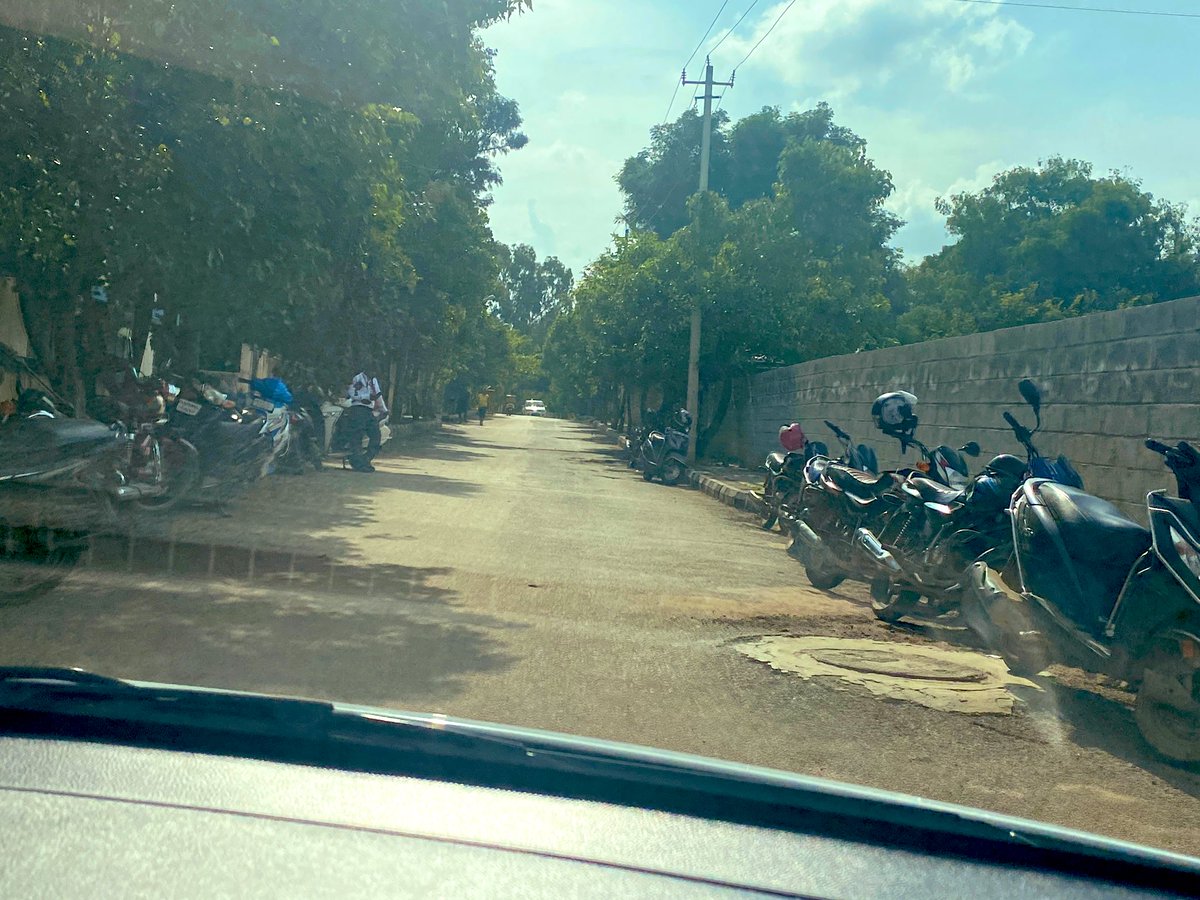 itsaMADlife's tweet photo. @DCPTrEastBCP @srkreddy @DCPTrWestBCP @DCPSouthBCP @DcpComdCentre @KRPURATRAFFIC @acpwfieldtrf Status 15 mins back. I'm afraid the warning the police team have given has not been taken seriously https://t.co/tWBkaN8NYD