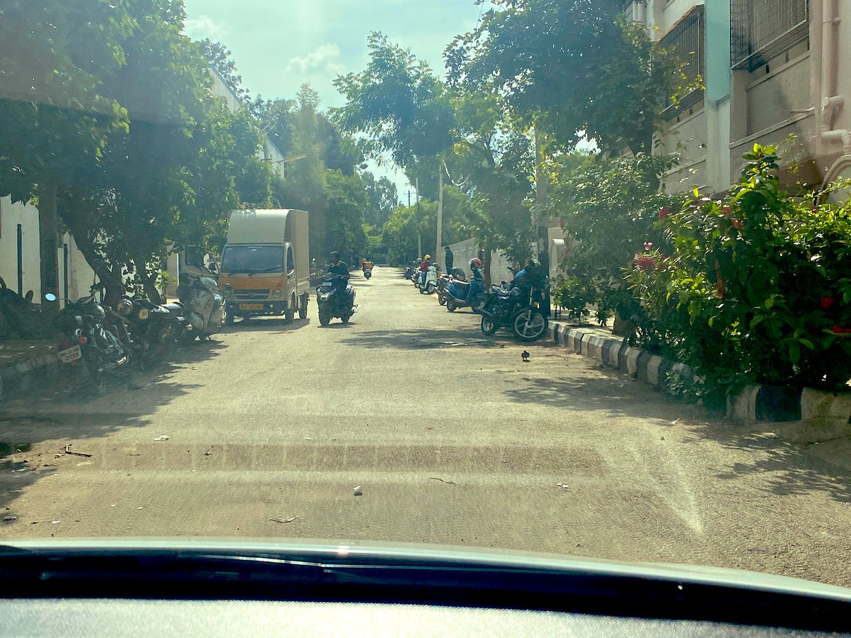 itsaMADlife's tweet photo. @DCPTrEastBCP @srkreddy @DCPTrWestBCP @DCPSouthBCP @DcpComdCentre @KRPURATRAFFIC @acpwfieldtrf Status 15 mins back. I'm afraid the warning the police team have given has not been taken seriously https://t.co/tWBkaN8NYD