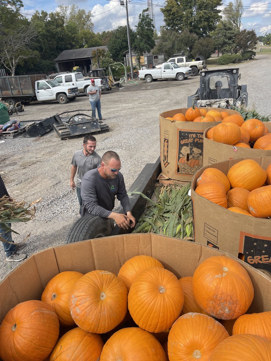 Treemendous1's tweet photo. Loads of fall decor !! HASHTAGGETYOURFALLON! @Treemendouslandscaping https://t.co/Ena0BtfB31