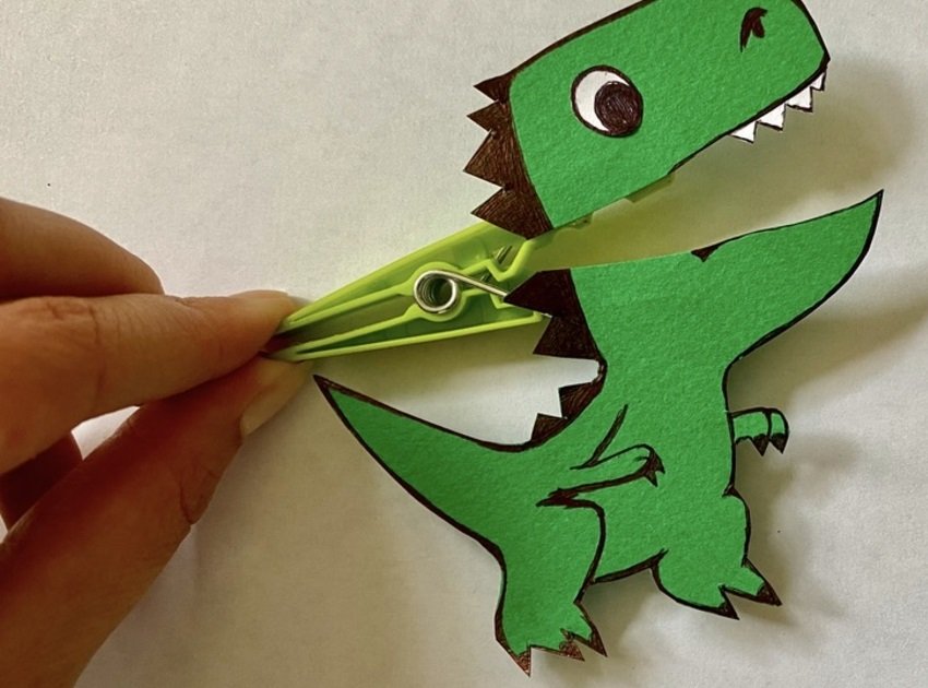 ❗Уважаемые друзья! 
2 октября с 10:00 до 13:00 приглашаем вас принять участие в мастер-классе для детей «Весёлый динозаврик»🦕! С помощью картона, клея и прищепки вы сможете сделать своими руками игрушку🦖, которая будет интересна не только ребенку, но и его родителям!