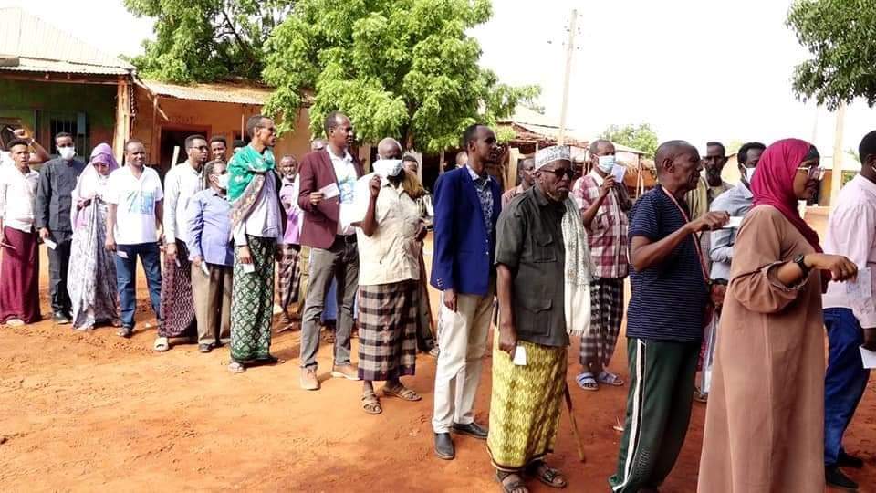 cunayee's tweet photo. Somali Region / DDS goes to the polls today exercising their democratic right as a citizens to vote for their Representatives in Parliament. Constituents of #DANOOD District of Doolo province turned up to poll stations in huge numbers.
@Farouk_H_Warfa @raage_d https://t.co/KEv8nEpMHl