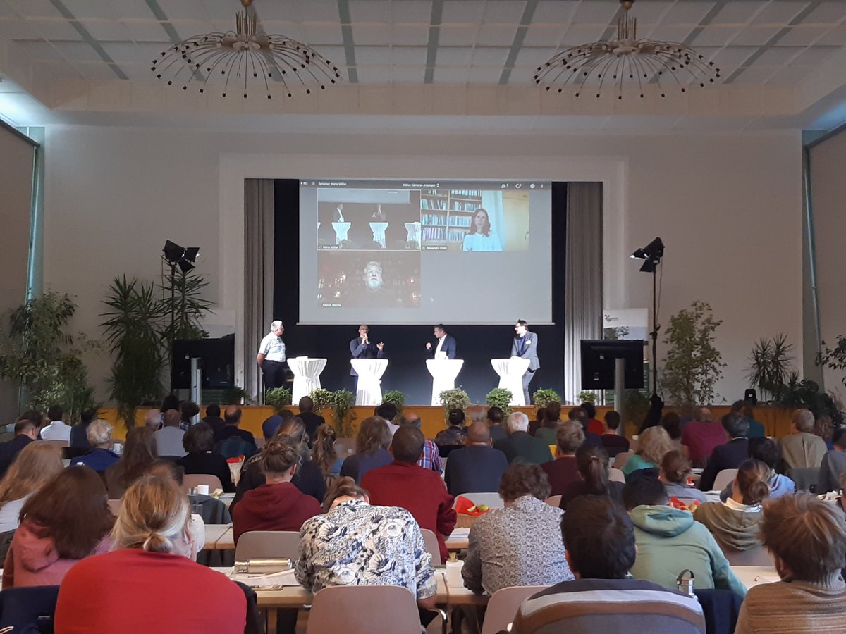 Agroforst_DeFAF's tweet photo. Podiumsdiskussion mit Eicke Zschoche, Burkhard Kayser, @pworms , Alexandra-Maria Klein und Bernt Farcke beim #ForumAgroforst https://t.co/z1qGXyumKz