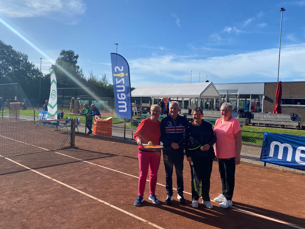 Prachtige  OldStars tennisochtend bij Tennis- en Padelclub Veendam met Tom Okker! Vanmiddag OldStars tennis in Haren. Zie ook bit.ly/2Z4ShJa Vrij 1 okt OldStars Beweegdag in Groningen! <a href="/Oldstars_nl/">OldStars</a> <a href="/Ouderenfonds/">Nat. Ouderenfonds</a> @FCGMaatschappij <a href="/Menzis/">Coöperatie Menzis</a> <a href="/provgroningen/">Provincie Groningen</a> #blijfbewegen