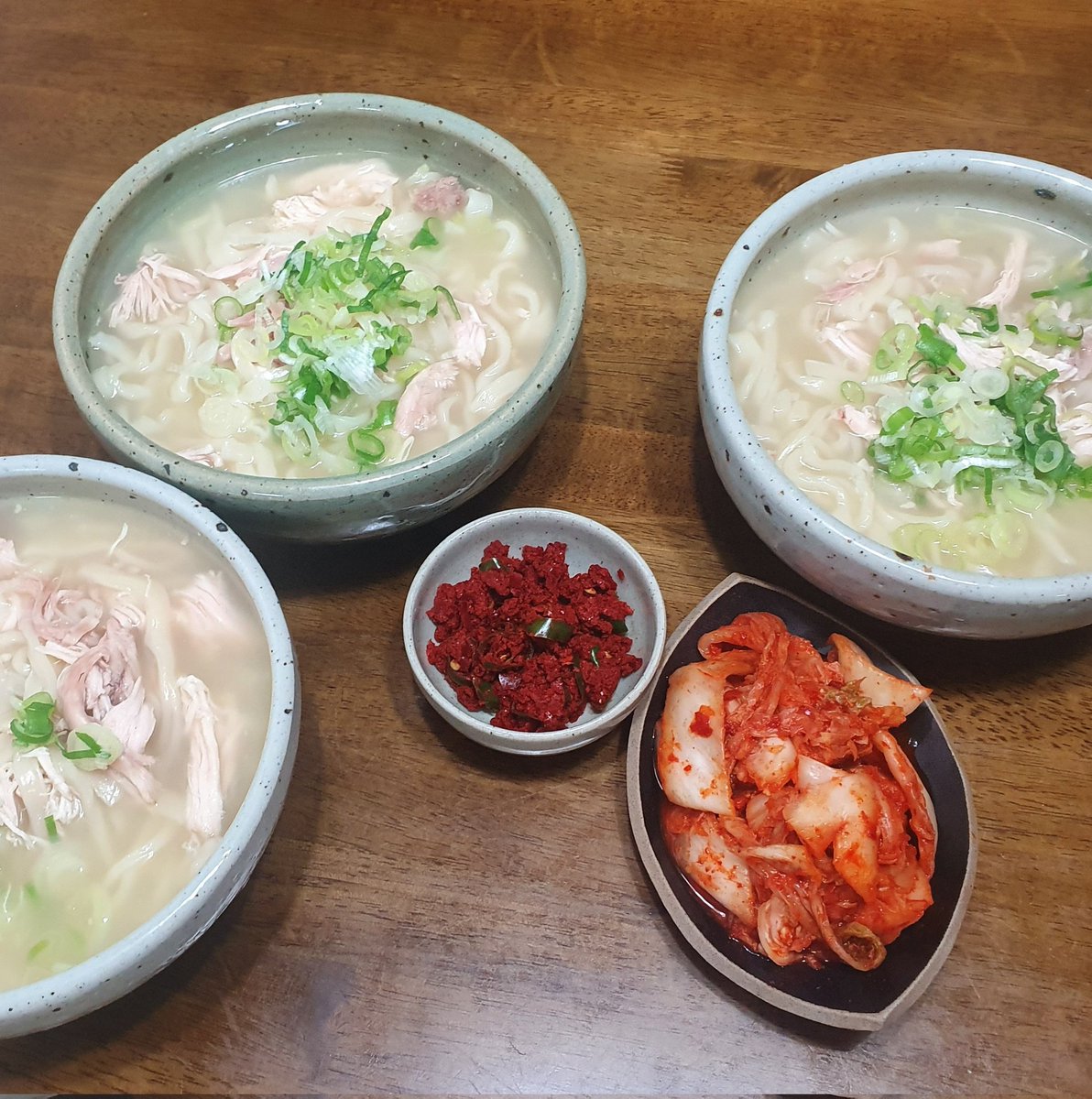 vwindtome's tweet photo. 꺄아아
#치누숲3억뷰축하축하 하는 날에   #호비랑희지네_닭칼국수_개업2주년
#2YearsWithCNS 
이벤트로 받은 닭칼국수를 먹었어요.
겹겹이 기쁜 마음으로 마지막 국물까지 싹싹 밥에 말아먹었네요??? 
@HOPEonWORLD_2nd 님 감사합니다!!!
호바 닭칼국수 먹자아아아 https://t.co/bgSB0ZEfP2