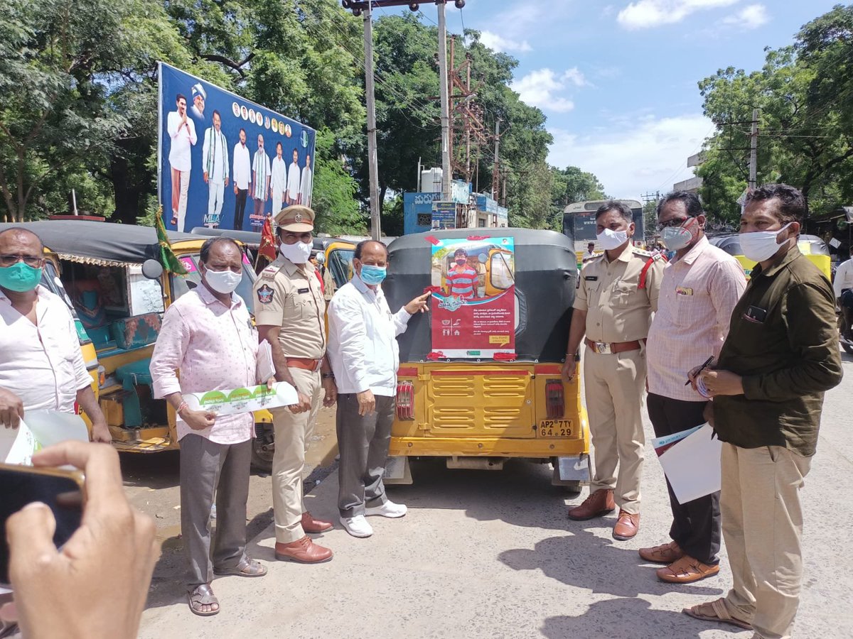 ArogyaAndhra's tweet photo. Kanigiri, @prakasam_police raising awareness in public places about the importance of #COVIDAppropriateBehaviour.
They are also sensitizing the drivers of public transport about #NoMaskNoRide
#Unite2FightCorona #COVID19Pandemic #APFightsCorona https://t.co/zEfTu9qyA3