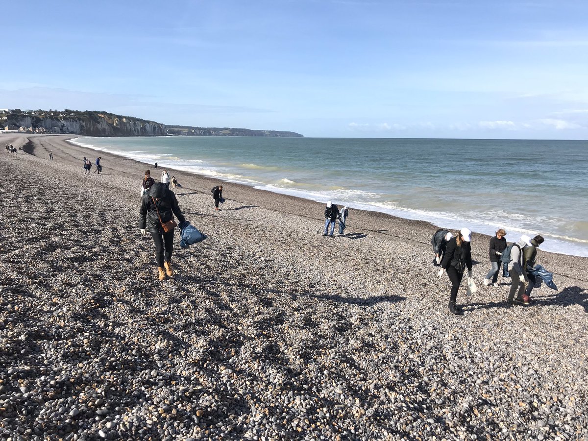 Collecte en cours sur la plage de #Dieppe avec les équipes #RestaurantsLÉON pour la #JourneeMondialeDeLaMer <a href="/FondationMer/">Fondation de la Mer</a> #GroupeBertrand #UnGestePourLaMer