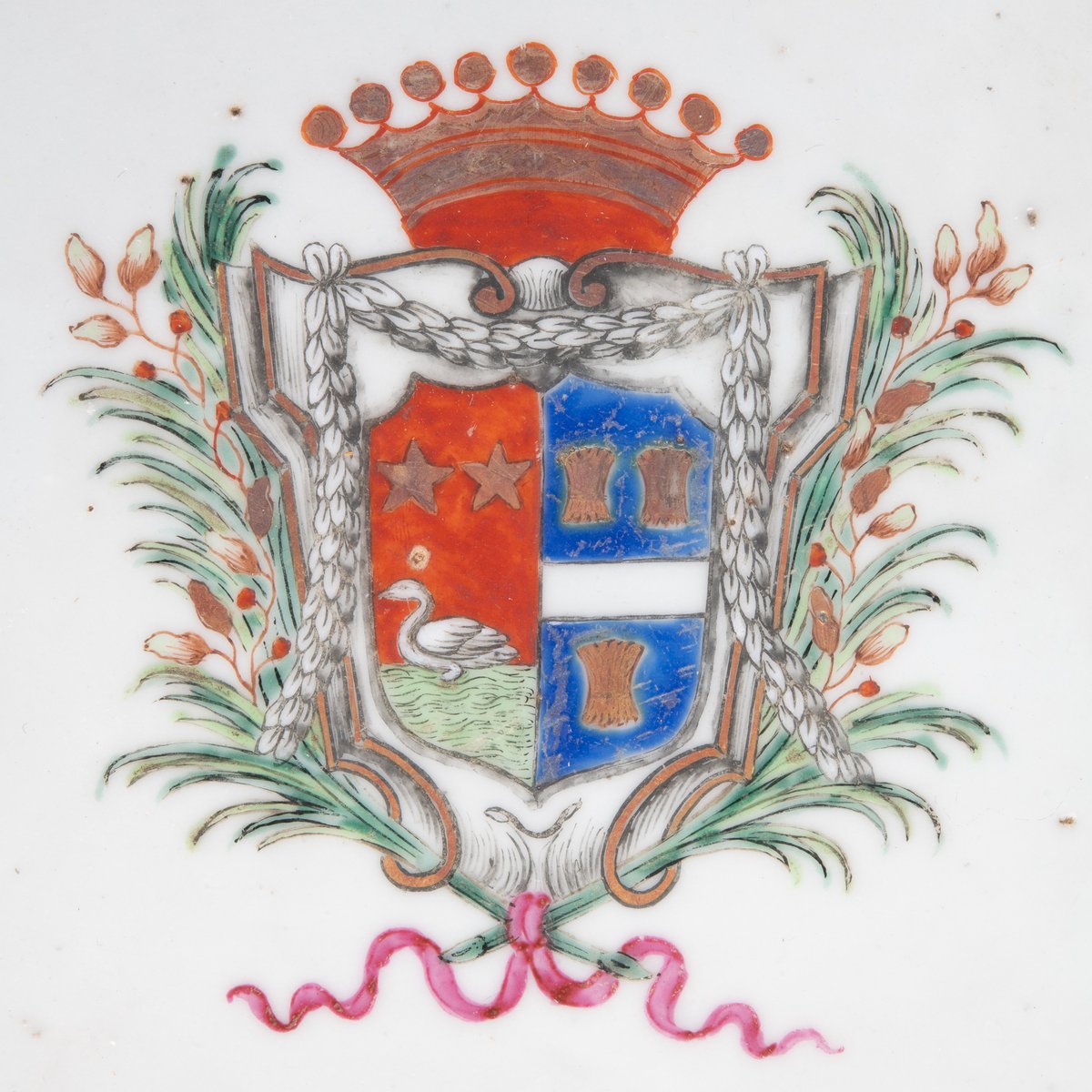 Nous avons besoin de votre aide !

Qui pourra nous aider à identifier ces #armoiries ? Elles ornent une assiette en porcelaine de Chine.

#heraldique