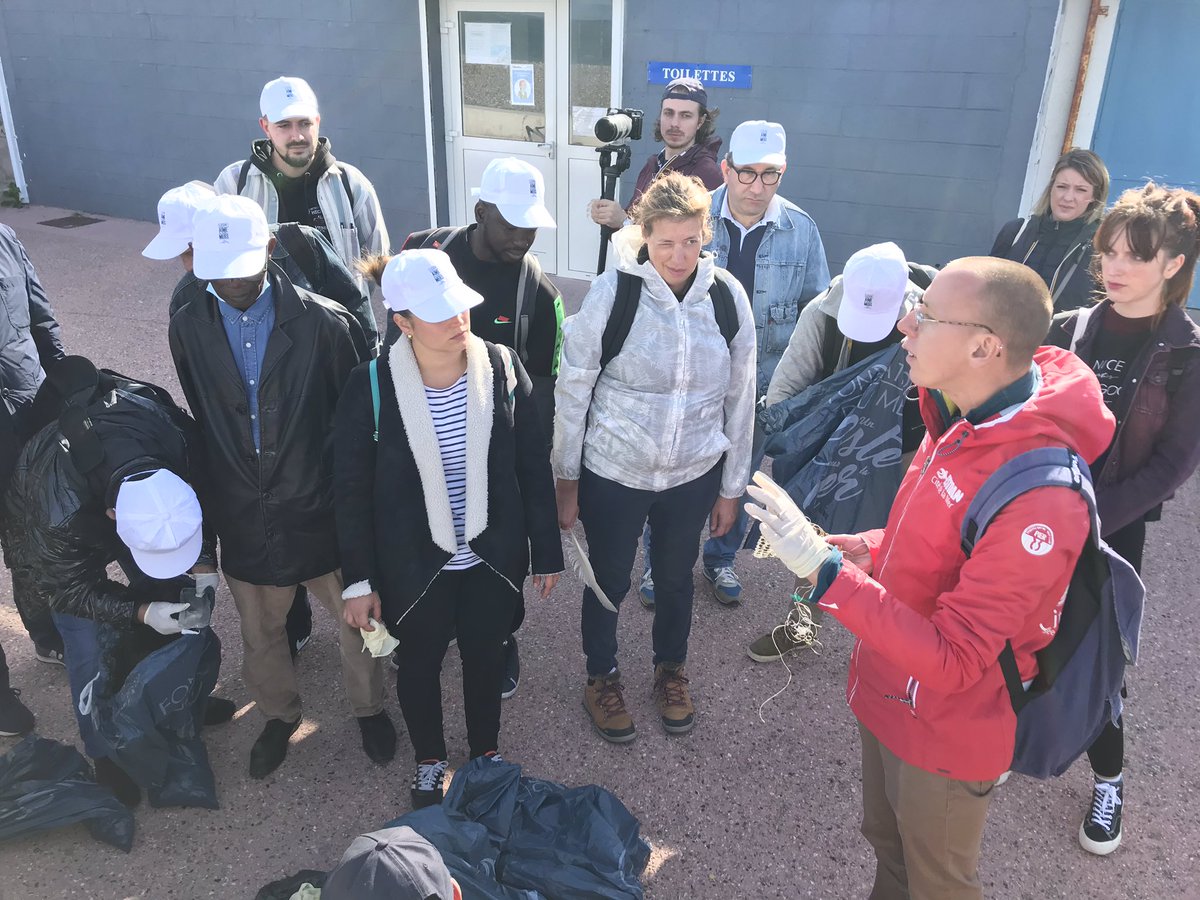 Sensibilisation par l’association locale <a href="/estrandieppe/">ESTRAN Cité dela Mer</a> sur la nature des déchets collectés sur la plage par les équipes #RestaurantsLéon <a href="/FondationMer/">Fondation de la Mer</a> #GroupeBertrand #Dieppe #UnGestePourLaMer #JourneeMondialeDeLaMer #PollutionMarine <a href="/Leon_Officiel/">LÉON - fish brasserie depuis 1893</a>