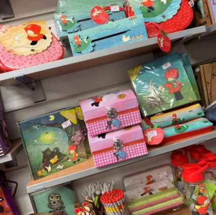CornmillCentre's tweet photo. We're in love 😍 with the New Santoro range at Cardzone featuring "Poppi Loves" ❤️
Come and take a look and get up to 60% off! 👌
#santoro #poppiloves #satchels #clutchbags #shoplocal #lovelocal #cornmillcentre #Cardzone https://t.co/IwFX75KUq2