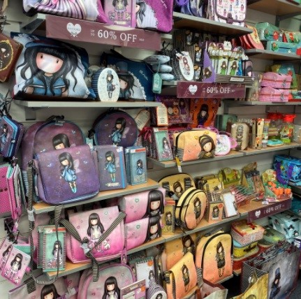 CornmillCentre's tweet photo. We're in love 😍 with the New Santoro range at Cardzone featuring "Poppi Loves" ❤️
Come and take a look and get up to 60% off! 👌
#santoro #poppiloves #satchels #clutchbags #shoplocal #lovelocal #cornmillcentre #Cardzone https://t.co/IwFX75KUq2
