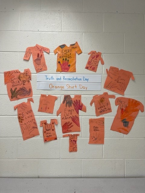 TerryFoxPS1's tweet photo. Ms. Leinster's Grade 1 Class is contributing to the ongoing learning, reflection and healing.   #TruthAndReconciliation #EveryChildMatters https://t.co/ZxUGavfNMD