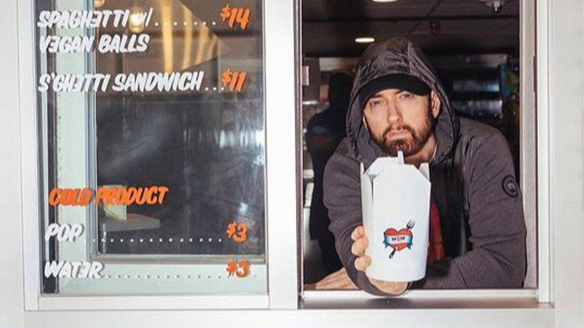 Eminem_Pro's tweet photo. Lesson From #Eminem On How To Eat #MomsSpaghetti 🍝 #ChefGod 🤣

➡️https://t.co/0q8j4QBuWV https://t.co/otR7NzOFQY