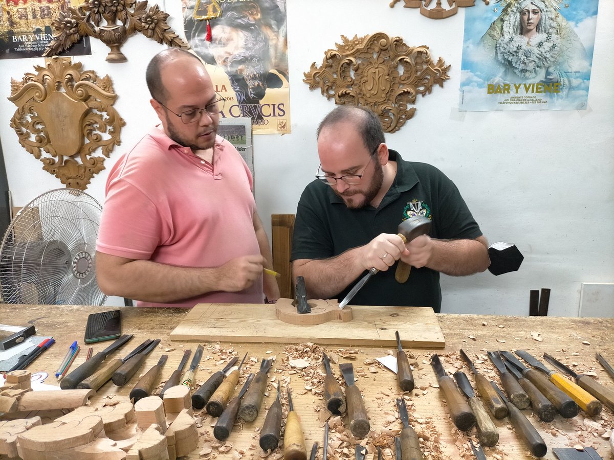 En el día de ayer la Junta estuvo en el taller de <a href="/Tallista83/">Antonio Morillo</a> donde se hizo entrega a la Asociación del proyecto de los nuevos candelabros de nuestro Misterio, y se realizó el "Primer Gubiazo" para representar el principio de tan ilusionante proyecto.