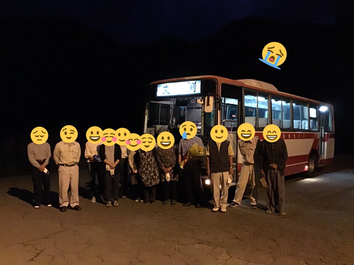 ergamio_H195's tweet photo. 最終便が丸渕に着いたら、なんとサプライズが！！
丸渕集落の方々が最終便をお出迎え。ささやかながら、お別れ式が始まりました。
利用が少ないから廃止になるわけですが、わずかながらでも利用者が確かに居て、これまでの運行に地域のみなさんが本当に感謝しているんだなぁと感じた一日でした。 https://t.co/hKWgFNtKNh