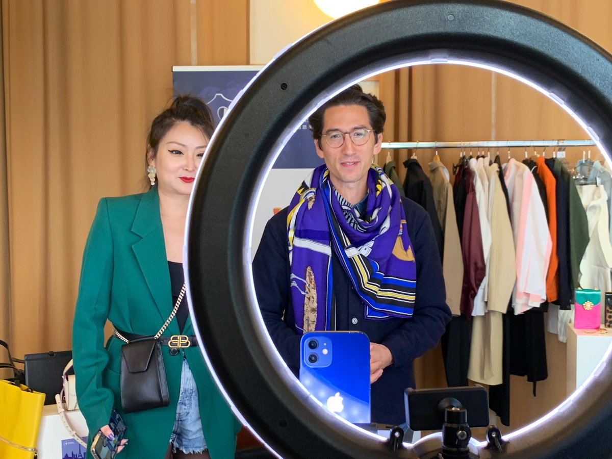 francenumfr's tweet photo. L’envers du décor du #LiveShopping #mode avec la #Chine 👉 Plus de 20 000 clients connectés en simultané achètent les vêtements et accessoires #MadeInFrance
📌 #export #business #ecommerce #shoppingvideo #commerceconnecte https://t.co/ivvZ3G2Acd