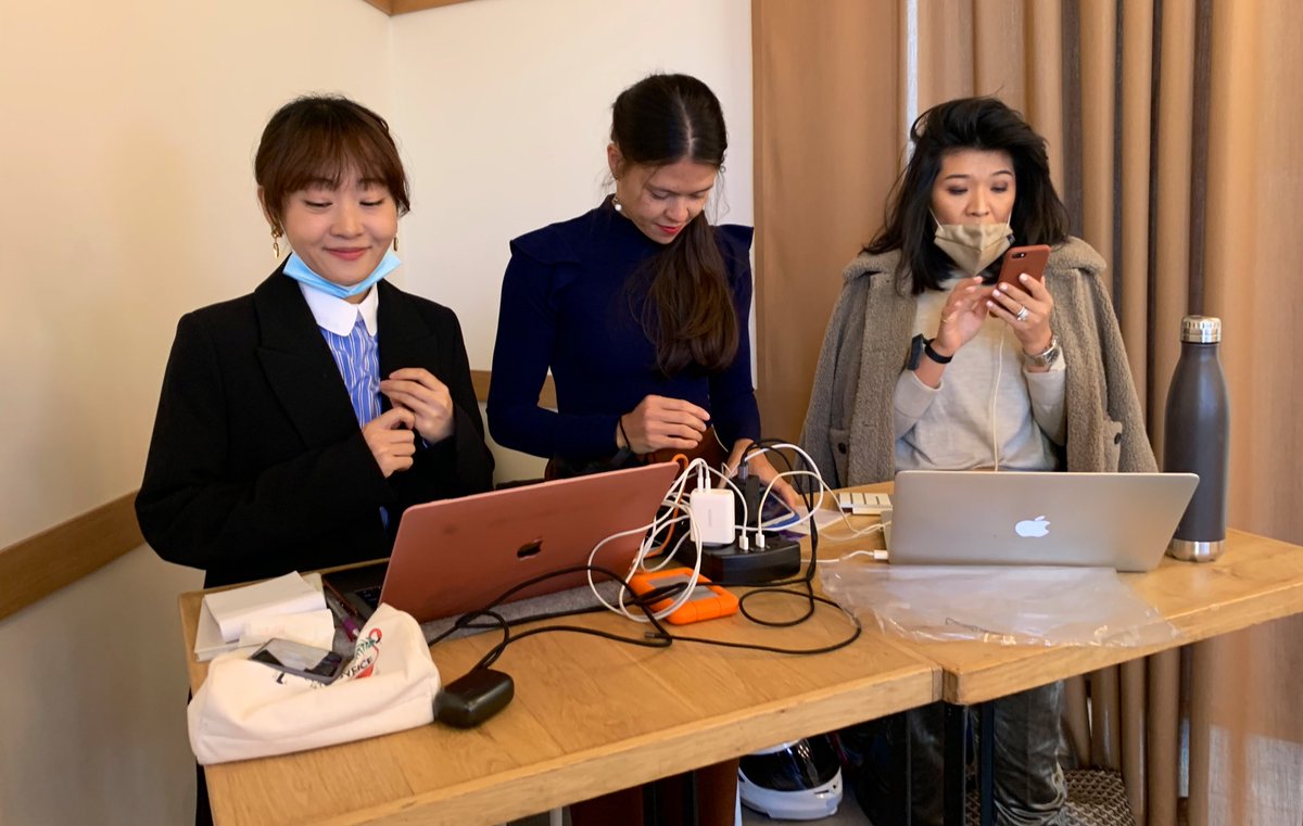francenumfr's tweet photo. L’envers du décor du #LiveShopping #mode avec la #Chine 👉 Plus de 20 000 clients connectés en simultané achètent les vêtements et accessoires #MadeInFrance
📌 #export #business #ecommerce #shoppingvideo #commerceconnecte https://t.co/ivvZ3G2Acd