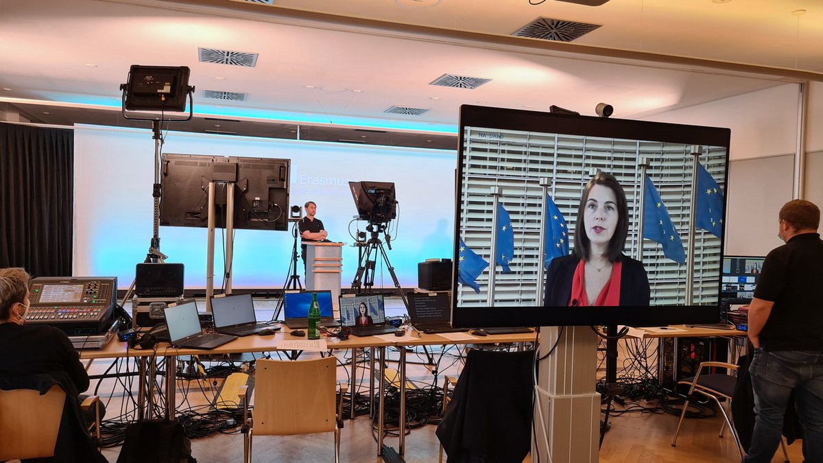 #ErasmusPlusJT2021
🖐️Der Countdown läuft und wir sind bereit! Die Generalprobe ist mit unserem Team gut über die Bühne gegangen - gleich darf es natürlich noch besser klappen. 😅 Danke auch an die Technik!
🎦In einer Stunde geht's los! See you soon...