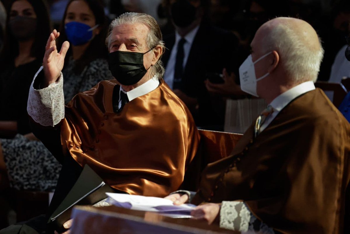 Ricardo Bofill és investit doctor #honoriscausaUPC. El <a href="/RectorUPC/">Rector de la UPC</a> li imposa el birret i li lliura el diploma, l'anell i els guants, símbols del doctorat.

📲 #endirecte a youtube.com/user/upc