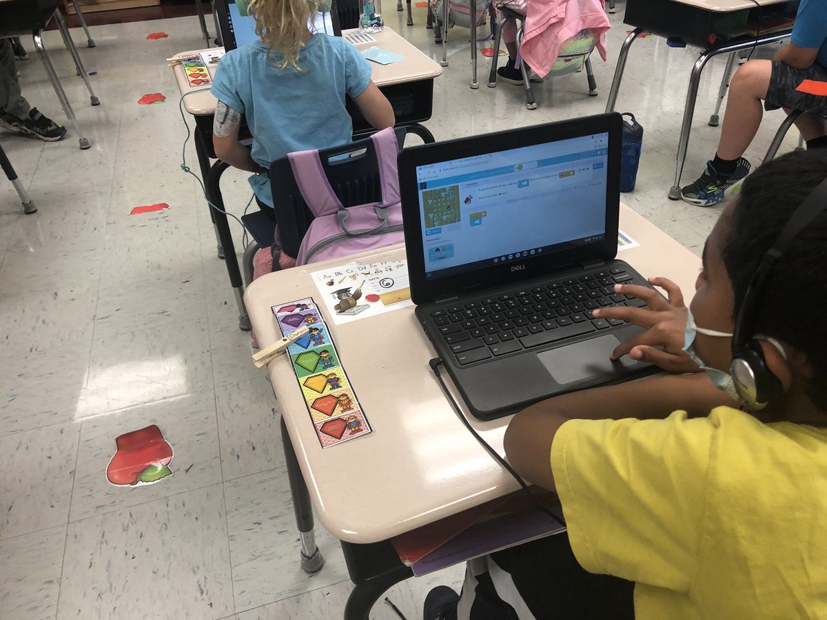 ewitt43's tweet photo. 3rd SS were introduced to @WonderWorkshop Dash as they started driving school. While 1st SS began lessons in Course B on @codeorg. #swexcellence #phpackers #bearsba https://t.co/E9wqZ1HINU