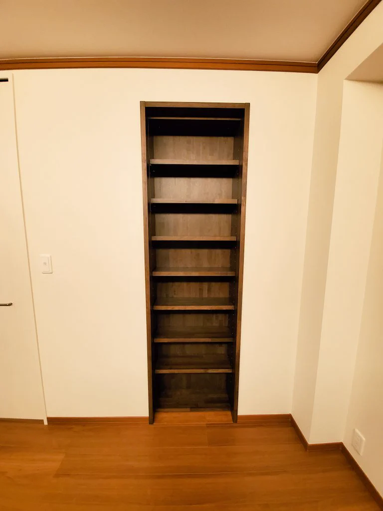 これは憧れる！本棚をスライドさせると「隠し部屋」が現れる新居！